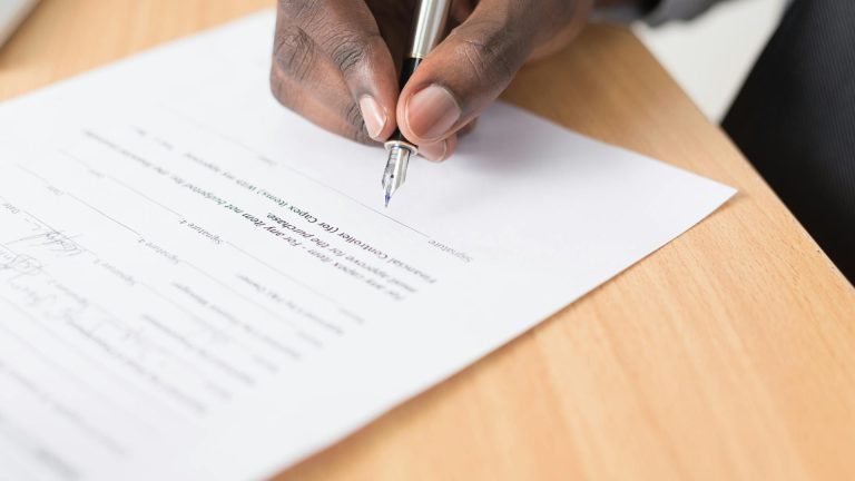 Délai entre contrat de réservation et acte de vente : que dit la loi ?