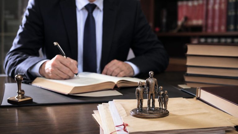 Obligation du notaire de rechercher les héritiers : ce que prévoit la loi