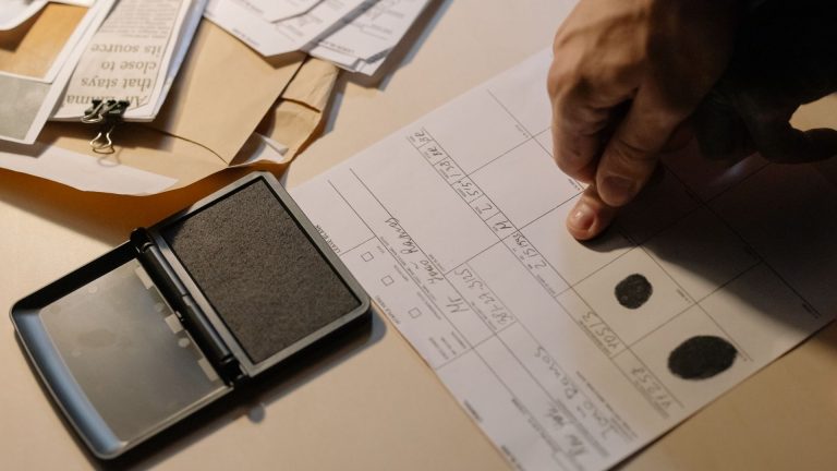 Comment France Travail sait-il que je suis à l’étranger ? contrôles