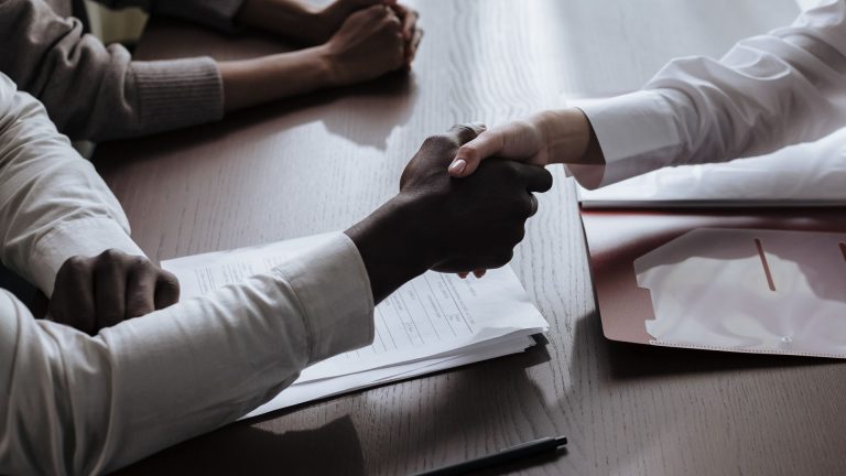 Se lancer en franchise sans gros capital : de l’envie à la signature