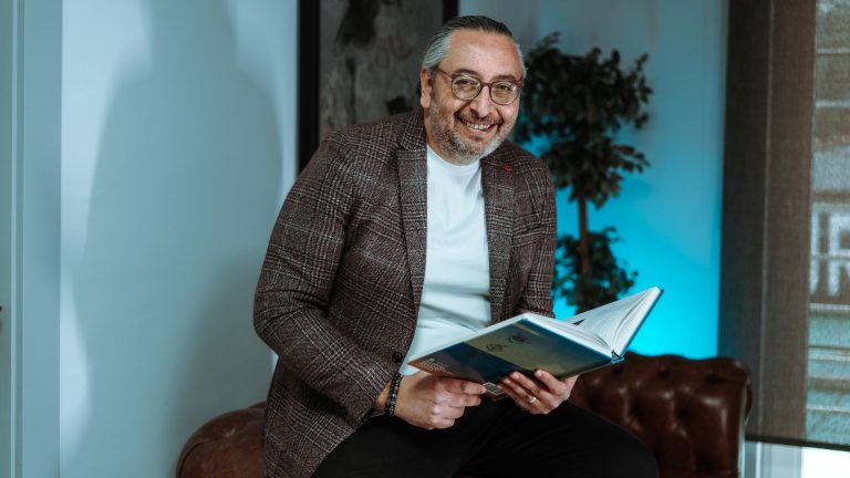 Devenir assistant social à 50 ans : parcours et démarches