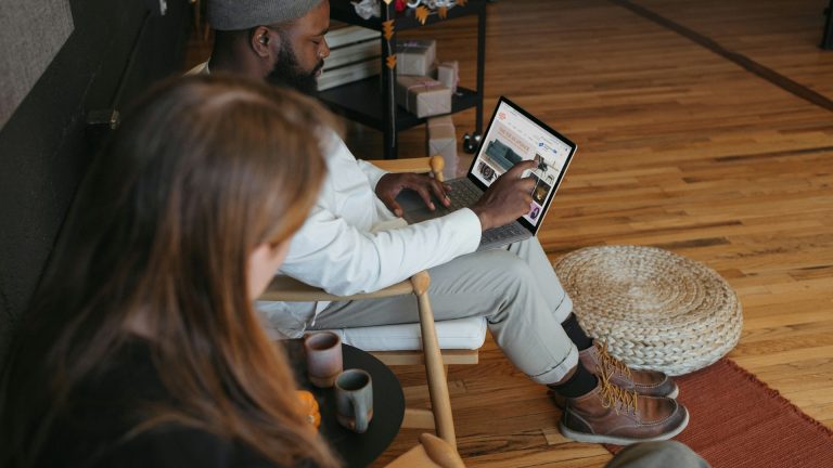Peut-on travailler gratuitement pour un ami ? risques et cadre légal
