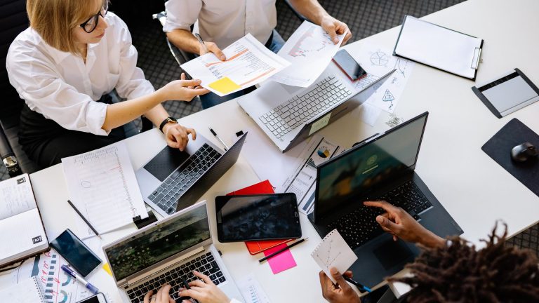 Faut-il être syndiqué pour être défendu au travail ? droits, rôles et recours